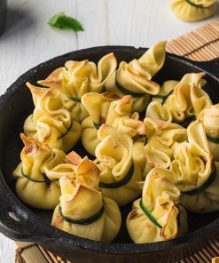 Bolsitas de crepes rellenas de poro y parmesano