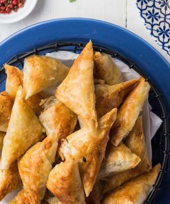 Triángulos de masa filo rellenos de cebollas caramelizadas con queso de cabra